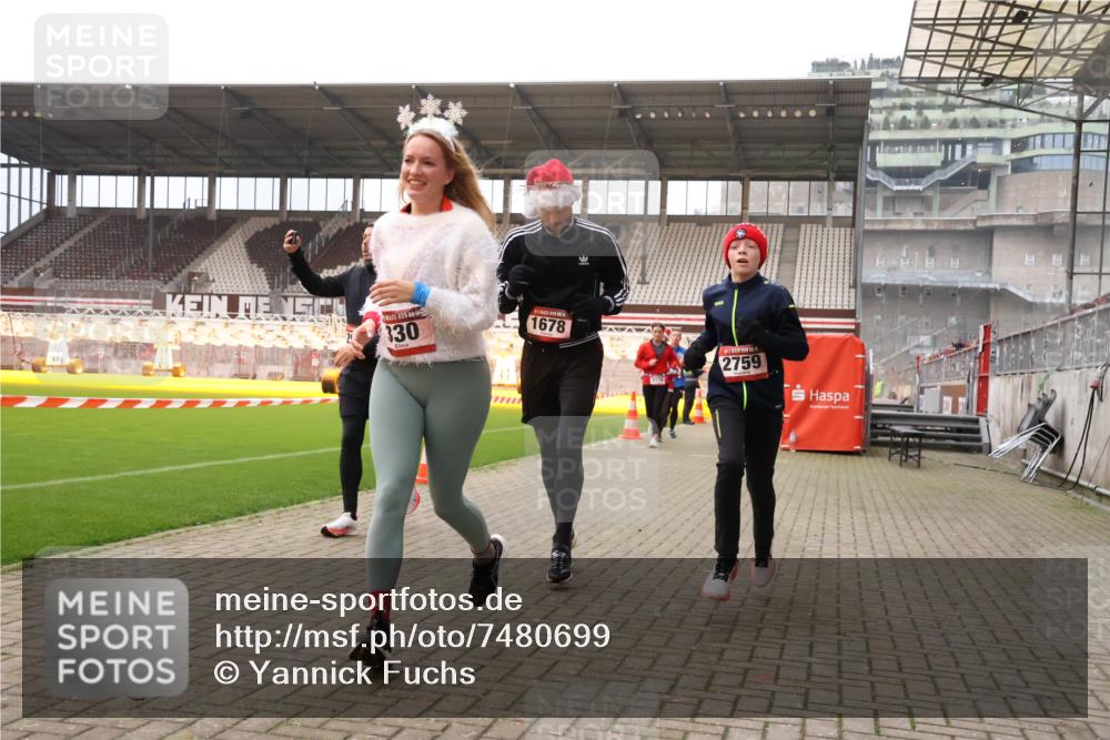 08.12.2024 - St. Pauli X-Mass-Run No. 14 Yannick Fuchs http://msf.ph/oto/7480699 08.12.2024 10:03:54 Ziel 330, 624, 1565, 1678, 1788, 1870, 2093, 2094, 2098, 2219, 2663, 2759, 2819, 2848, 2933, 2948, 2955, 3062, 3063, 3070, 3071, 3082, 3169, 3179, 3180 meine-sportfotos.de