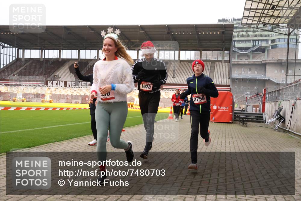 08.12.2024 - St. Pauli X-Mass-Run No. 14 Yannick Fuchs http://msf.ph/oto/7480703 08.12.2024 10:03:54 Ziel 330, 624, 1565, 1678, 1788, 1870, 2093, 2094, 2098, 2219, 2663, 2759, 2819, 2848, 2933, 2948, 2955, 3062, 3063, 3070, 3071, 3082, 3169, 3179, 3180 meine-sportfotos.de