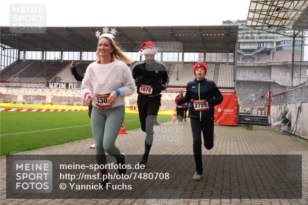 08.12.2024 - St. Pauli X-Mass-Run No. 14 Yannick Fuchs http://msf.ph/oto/7480708 08.12.2024 10:03:54 Ziel 330, 624, 1565, 1678, 1788, 1870, 2093, 2094, 2098, 2219, 2663, 2759, 2819, 2848, 2933, 2948, 2955, 3062, 3063, 3070, 3071, 3082, 3169, 3179, 3180 meine-sportfotos.de