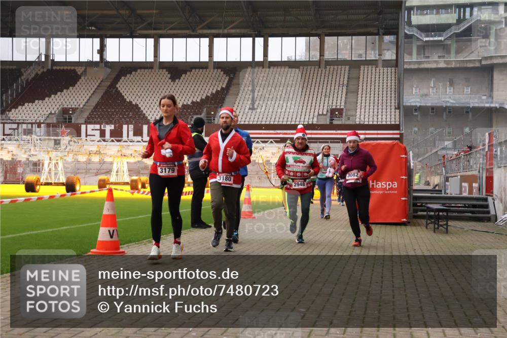 08.12.2024 - St. Pauli X-Mass-Run No. 14 Yannick Fuchs http://msf.ph/oto/7480723 08.12.2024 10:03:57 Ziel 330, 624, 815, 1565, 1678, 1788, 1870, 2094, 2219, 2663, 2759, 2819, 2848, 2933, 2948, 2955, 3062, 3063, 3071, 3082, 3169, 3179, 3180 meine-sportfotos.de