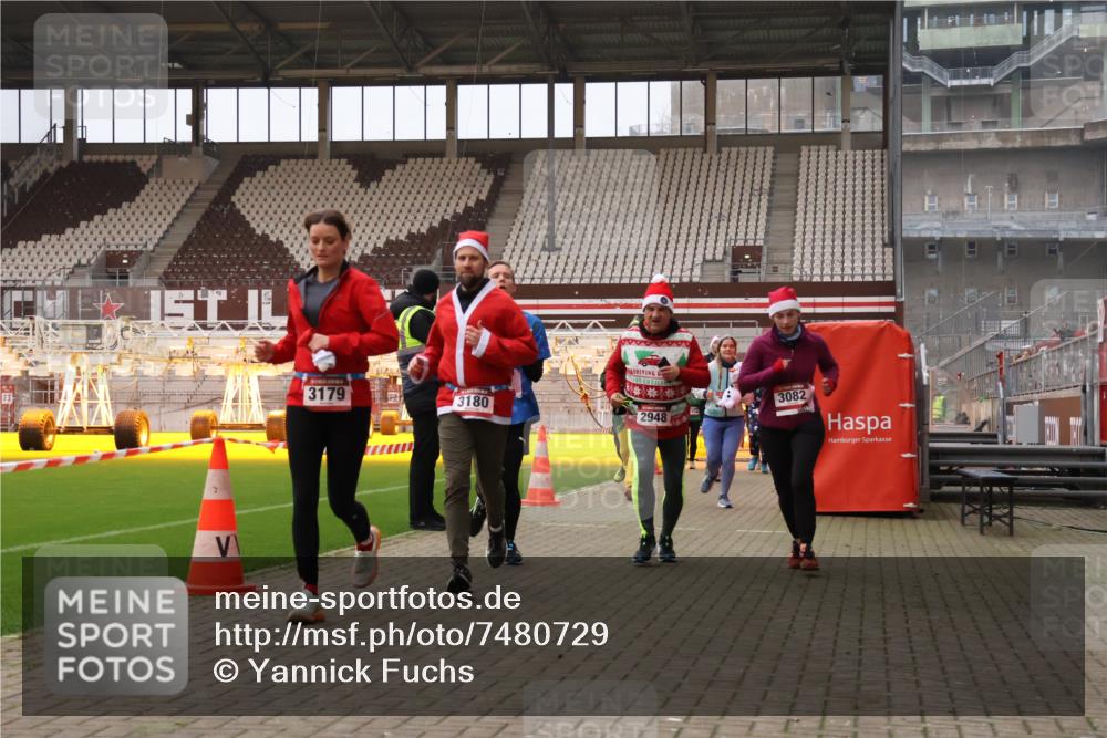 08.12.2024 - St. Pauli X-Mass-Run No. 14 Yannick Fuchs http://msf.ph/oto/7480729 08.12.2024 10:03:57 Ziel 330, 624, 815, 1565, 1678, 1788, 1870, 2094, 2219, 2663, 2759, 2819, 2848, 2933, 2948, 2955, 3062, 3063, 3071, 3082, 3169, 3179, 3180 meine-sportfotos.de