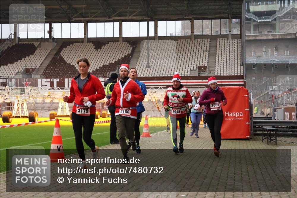 08.12.2024 - St. Pauli X-Mass-Run No. 14 Yannick Fuchs http://msf.ph/oto/7480732 08.12.2024 10:03:57 Ziel 330, 624, 815, 1565, 1678, 1788, 1870, 2094, 2219, 2663, 2759, 2819, 2848, 2933, 2948, 2955, 3062, 3063, 3071, 3082, 3169, 3179, 3180 meine-sportfotos.de