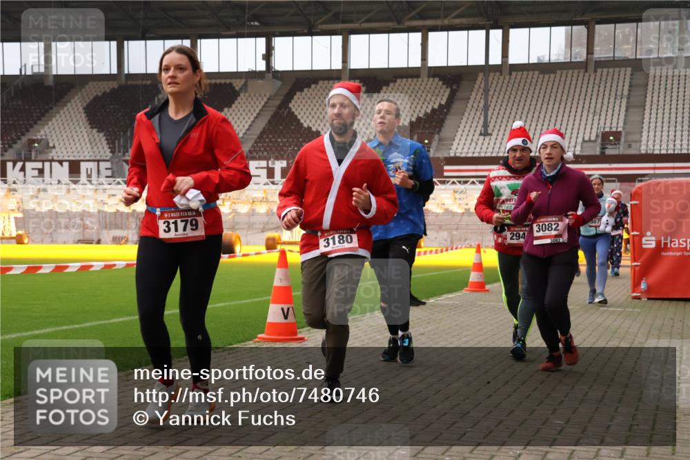 08.12.2024 - St. Pauli X-Mass-Run No. 14 Yannick Fuchs http://msf.ph/oto/7480746 08.12.2024 10:03:58 Ziel 330, 624, 815, 1565, 1678, 1788, 1870, 2094, 2219, 2759, 2819, 2848, 2933, 2948, 2955, 3062, 3063, 3071, 3082, 3169, 3179, 3180 meine-sportfotos.de