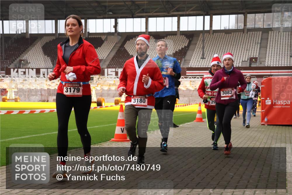 08.12.2024 - St. Pauli X-Mass-Run No. 14 Yannick Fuchs http://msf.ph/oto/7480749 08.12.2024 10:03:58 Ziel 330, 624, 815, 1565, 1678, 1788, 1870, 2094, 2219, 2759, 2819, 2848, 2933, 2948, 2955, 3062, 3063, 3071, 3082, 3169, 3179, 3180 meine-sportfotos.de
