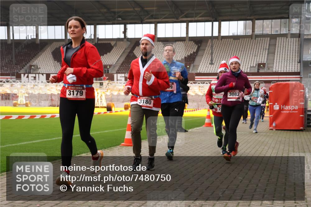 08.12.2024 - St. Pauli X-Mass-Run No. 14 Yannick Fuchs http://msf.ph/oto/7480750 08.12.2024 10:03:58 Ziel 330, 624, 815, 1565, 1678, 1788, 1870, 2094, 2219, 2759, 2819, 2848, 2933, 2948, 2955, 3062, 3063, 3071, 3082, 3169, 3179, 3180 meine-sportfotos.de