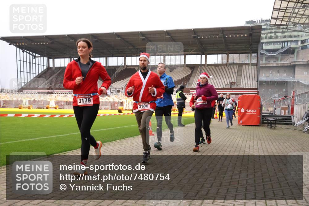 08.12.2024 - St. Pauli X-Mass-Run No. 14 Yannick Fuchs http://msf.ph/oto/7480754 08.12.2024 10:03:58 Ziel 330, 624, 815, 1565, 1678, 1788, 1870, 2094, 2219, 2759, 2819, 2848, 2933, 2948, 2955, 3062, 3063, 3071, 3082, 3169, 3179, 3180 meine-sportfotos.de