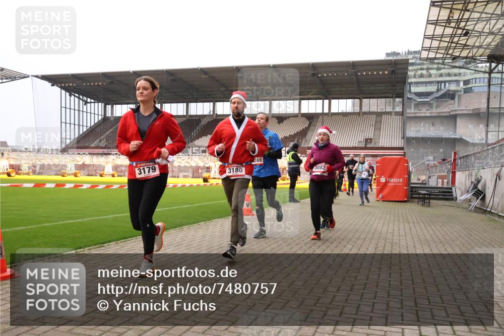 08.12.2024 - St. Pauli X-Mass-Run No. 14 Yannick Fuchs http://msf.ph/oto/7480757 08.12.2024 10:03:59 Ziel 330, 624, 815, 1565, 1678, 1788, 1870, 2219, 2759, 2819, 2933, 2948, 2955, 3071, 3082, 3169, 3179, 3180 meine-sportfotos.de