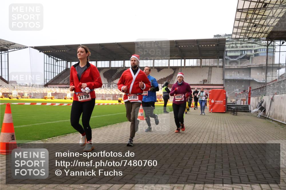 08.12.2024 - St. Pauli X-Mass-Run No. 14 Yannick Fuchs http://msf.ph/oto/7480760 08.12.2024 10:03:59 Ziel 330, 624, 815, 1565, 1678, 1788, 1870, 2219, 2759, 2819, 2933, 2948, 2955, 3071, 3082, 3169, 3179, 3180 meine-sportfotos.de
