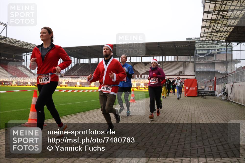 08.12.2024 - St. Pauli X-Mass-Run No. 14 Yannick Fuchs http://msf.ph/oto/7480763 08.12.2024 10:03:59 Ziel 330, 624, 815, 1565, 1678, 1788, 1870, 2219, 2759, 2819, 2933, 2948, 2955, 3071, 3082, 3169, 3179, 3180 meine-sportfotos.de
