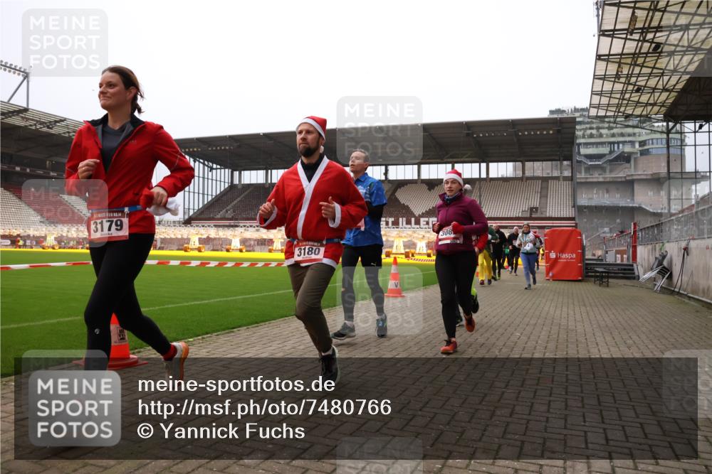 08.12.2024 - St. Pauli X-Mass-Run No. 14 Yannick Fuchs http://msf.ph/oto/7480766 08.12.2024 10:03:59 Ziel 330, 624, 815, 1565, 1678, 1788, 1870, 2219, 2759, 2819, 2933, 2948, 2955, 3071, 3082, 3169, 3179, 3180 meine-sportfotos.de