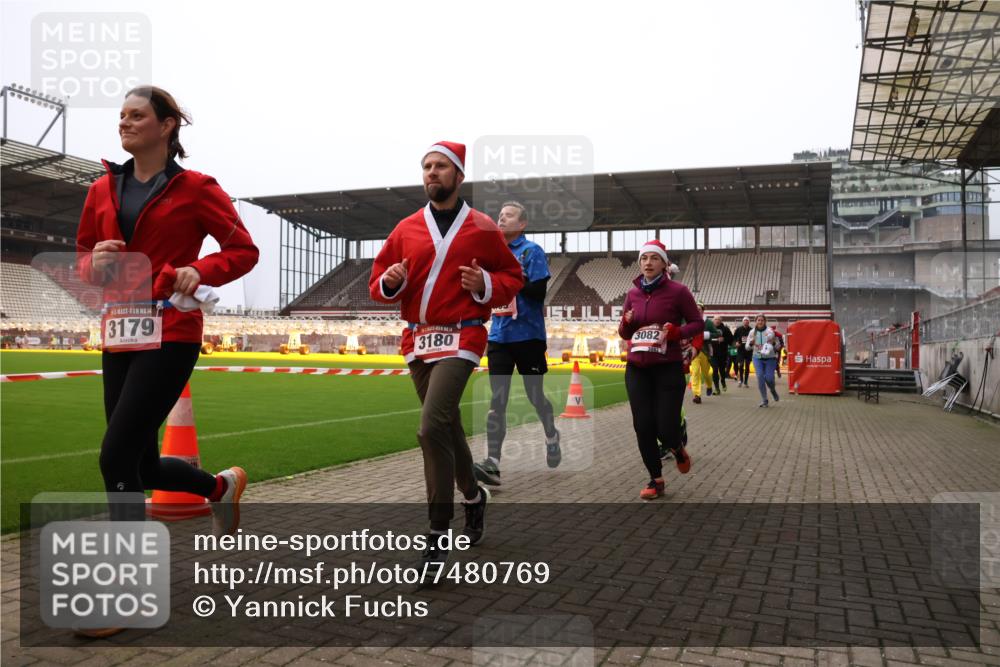 08.12.2024 - St. Pauli X-Mass-Run No. 14 Yannick Fuchs http://msf.ph/oto/7480769 08.12.2024 10:03:59 Ziel 330, 624, 815, 1565, 1678, 1788, 1870, 2219, 2759, 2819, 2933, 2948, 2955, 3071, 3082, 3169, 3179, 3180 meine-sportfotos.de