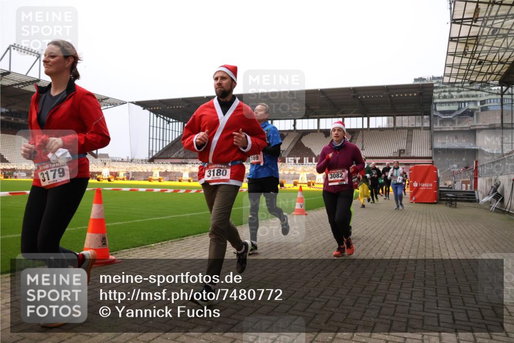 08.12.2024 - St. Pauli X-Mass-Run No. 14 Yannick Fuchs http://msf.ph/oto/7480772 08.12.2024 10:03:59 Ziel 330, 624, 815, 1565, 1678, 1788, 1870, 2219, 2759, 2819, 2933, 2948, 2955, 3071, 3082, 3169, 3179, 3180 meine-sportfotos.de