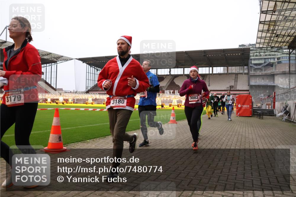 08.12.2024 - St. Pauli X-Mass-Run No. 14 Yannick Fuchs http://msf.ph/oto/7480774 08.12.2024 10:03:59 Ziel 330, 624, 815, 1565, 1678, 1788, 1870, 2219, 2759, 2819, 2933, 2948, 2955, 3071, 3082, 3169, 3179, 3180 meine-sportfotos.de