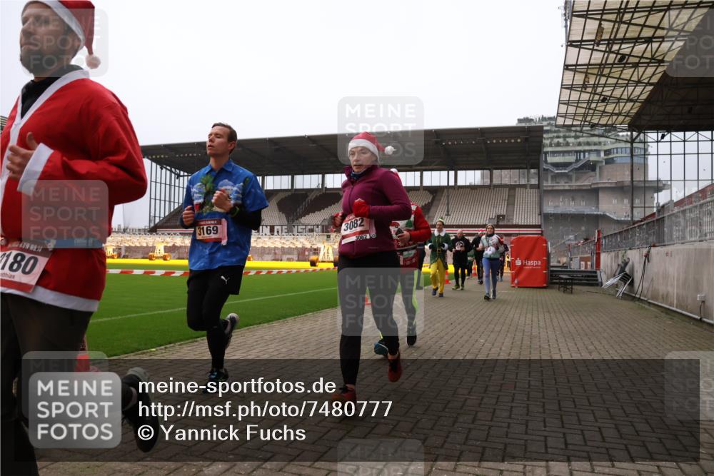 08.12.2024 - St. Pauli X-Mass-Run No. 14 Yannick Fuchs http://msf.ph/oto/7480777 08.12.2024 10:04:00 Ziel 330, 624, 815, 1565, 1678, 1788, 1870, 2219, 2759, 2819, 2933, 2948, 2955, 3071, 3082, 3169, 3179, 3180 meine-sportfotos.de