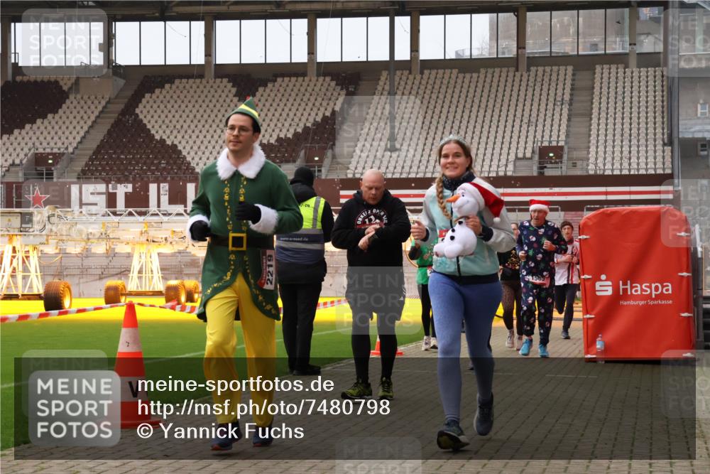 08.12.2024 - St. Pauli X-Mass-Run No. 14 Yannick Fuchs http://msf.ph/oto/7480798 08.12.2024 10:04:01 Ziel 624, 815, 1565, 1678, 1788, 1870, 2219, 2819, 2933, 2948, 2955, 3071, 3082, 3169, 3179, 3180 meine-sportfotos.de