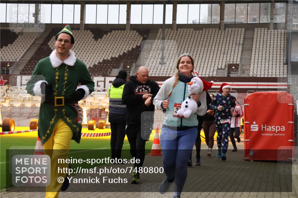08.12.2024 - St. Pauli X-Mass-Run No. 14 Yannick Fuchs http://msf.ph/oto/7480800 08.12.2024 10:04:02 Ziel 624, 815, 1565, 1678, 1788, 1870, 2219, 2819, 2933, 2948, 2955, 3071, 3082, 3169, 3179, 3180 meine-sportfotos.de