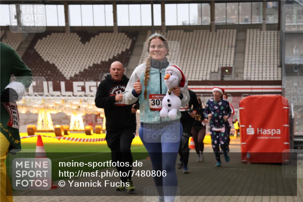 08.12.2024 - St. Pauli X-Mass-Run No. 14 Yannick Fuchs http://msf.ph/oto/7480806 08.12.2024 10:04:02 Ziel 624, 815, 1565, 1678, 1788, 1870, 2219, 2819, 2933, 2948, 2955, 3071, 3082, 3169, 3179, 3180 meine-sportfotos.de