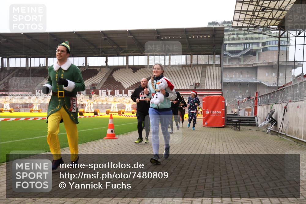 08.12.2024 - St. Pauli X-Mass-Run No. 14 Yannick Fuchs http://msf.ph/oto/7480809 08.12.2024 10:04:03 Ziel 624, 815, 1565, 1678, 1788, 1870, 2219, 2819, 2933, 2948, 2955, 3071, 3082, 3169, 3179, 3180 meine-sportfotos.de