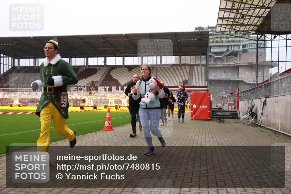 08.12.2024 - St. Pauli X-Mass-Run No. 14 Yannick Fuchs http://msf.ph/oto/7480815 08.12.2024 10:04:03 Ziel 624, 815, 1565, 1678, 1788, 1870, 2219, 2819, 2933, 2948, 2955, 3071, 3082, 3169, 3179, 3180 meine-sportfotos.de