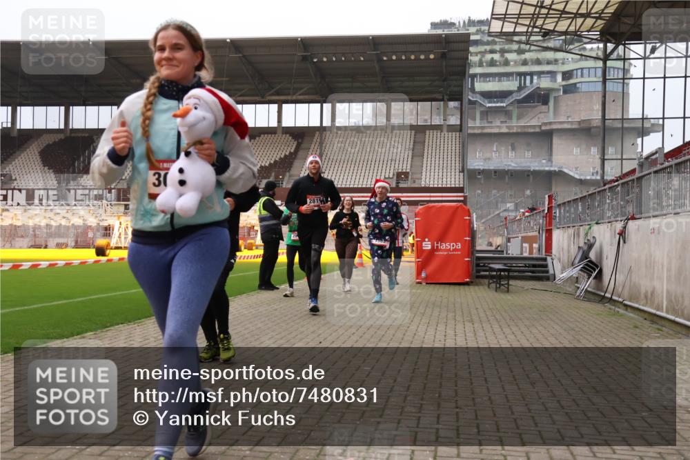 08.12.2024 - St. Pauli X-Mass-Run No. 14 Yannick Fuchs http://msf.ph/oto/7480831 08.12.2024 10:04:04 Ziel 815, 1565, 1678, 1788, 1870, 2219, 2604, 2819, 2933, 2948, 2955, 3071, 3082, 3169, 3179, 3180 meine-sportfotos.de