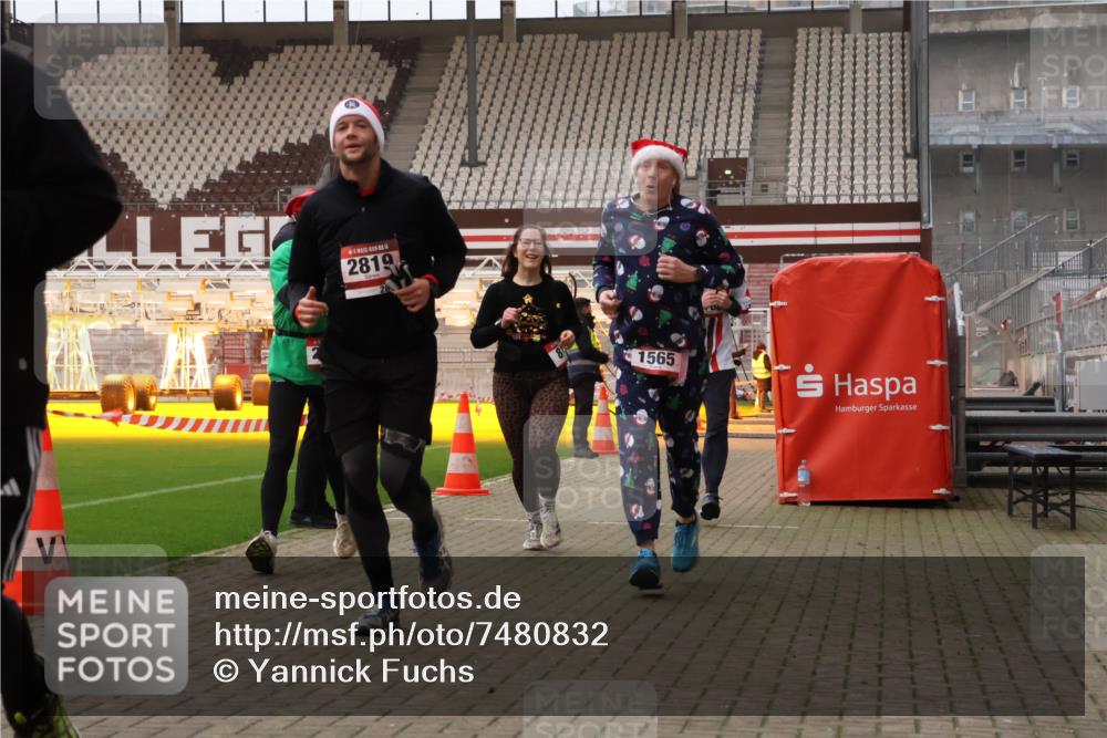 08.12.2024 - St. Pauli X-Mass-Run No. 14 Yannick Fuchs http://msf.ph/oto/7480832 08.12.2024 10:04:04 Ziel 815, 1565, 1678, 1788, 1870, 2219, 2604, 2819, 2933, 2948, 2955, 3071, 3082, 3169, 3179, 3180 meine-sportfotos.de