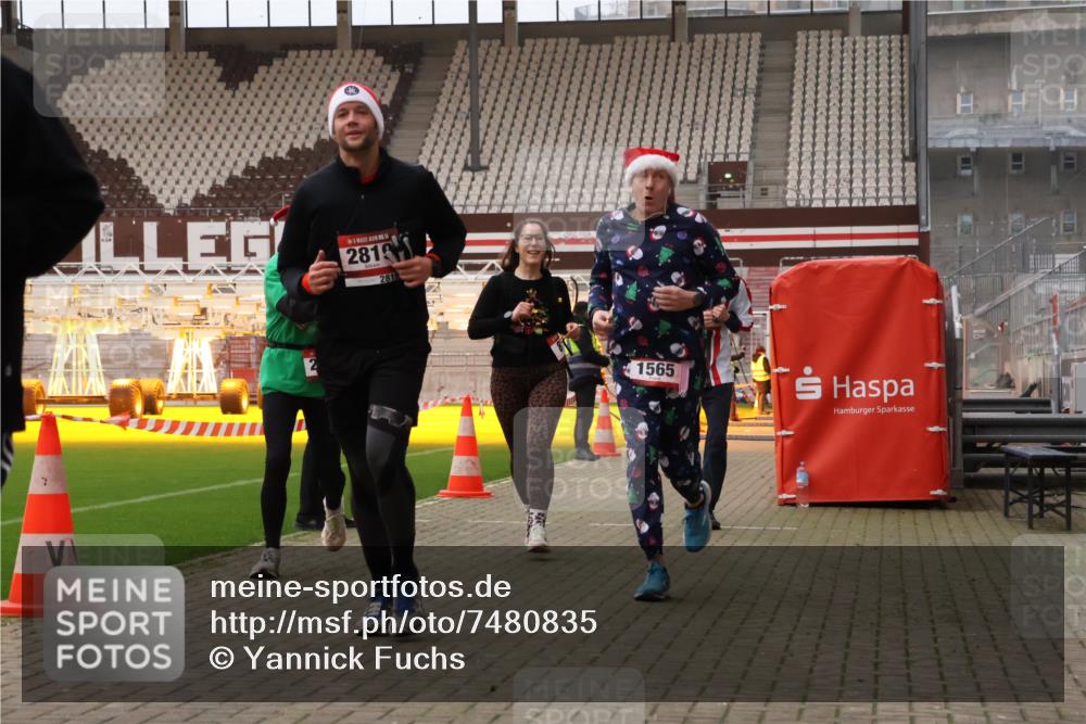 08.12.2024 - St. Pauli X-Mass-Run No. 14 Yannick Fuchs http://msf.ph/oto/7480835 08.12.2024 10:04:04 Ziel 815, 1565, 1678, 1788, 1870, 2219, 2604, 2819, 2933, 2948, 2955, 3071, 3082, 3169, 3179, 3180 meine-sportfotos.de