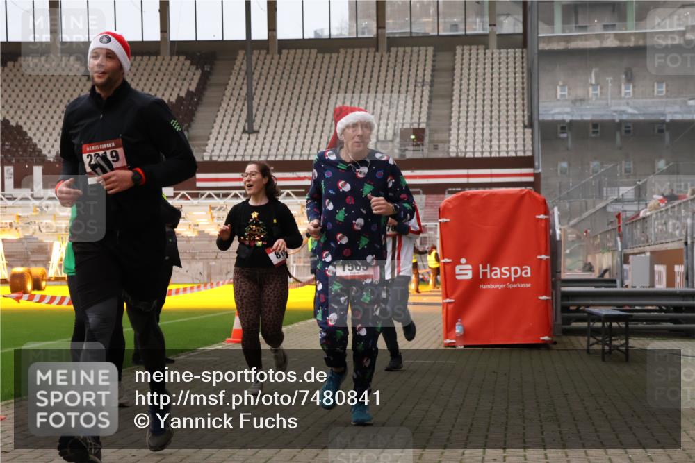 08.12.2024 - St. Pauli X-Mass-Run No. 14 Yannick Fuchs http://msf.ph/oto/7480841 08.12.2024 10:04:05 Ziel 815, 1565, 1788, 1870, 2219, 2604, 2819, 2933, 2948, 2955, 3071, 3082, 3169, 3179, 3180 meine-sportfotos.de