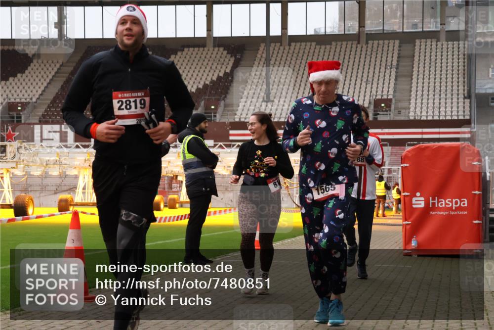 08.12.2024 - St. Pauli X-Mass-Run No. 14 Yannick Fuchs http://msf.ph/oto/7480851 08.12.2024 10:04:05 Ziel 815, 1565, 1788, 1870, 2219, 2604, 2819, 2933, 2948, 2955, 3071, 3082, 3169, 3179, 3180 meine-sportfotos.de