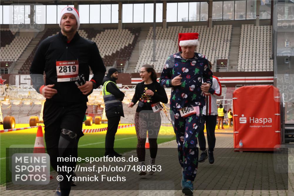 08.12.2024 - St. Pauli X-Mass-Run No. 14 Yannick Fuchs http://msf.ph/oto/7480853 08.12.2024 10:04:05 Ziel 815, 1565, 1788, 1870, 2219, 2604, 2819, 2933, 2948, 2955, 3071, 3082, 3169, 3179, 3180 meine-sportfotos.de