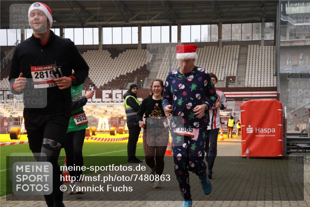 08.12.2024 - St. Pauli X-Mass-Run No. 14 Yannick Fuchs http://msf.ph/oto/7480863 08.12.2024 10:04:06 Ziel 815, 1565, 1788, 1870, 2219, 2604, 2819, 2933, 2948, 3071, 3082, 3169, 3179, 3180 meine-sportfotos.de
