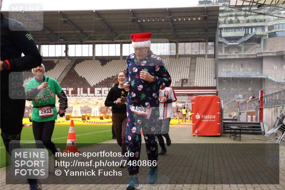 08.12.2024 - St. Pauli X-Mass-Run No. 14 Yannick Fuchs http://msf.ph/oto/7480866 08.12.2024 10:04:06 Ziel 815, 1565, 1788, 1870, 2219, 2604, 2819, 2933, 2948, 3071, 3082, 3169, 3179, 3180 meine-sportfotos.de