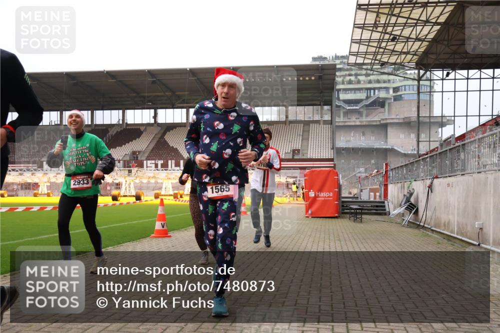 08.12.2024 - St. Pauli X-Mass-Run No. 14 Yannick Fuchs http://msf.ph/oto/7480873 08.12.2024 10:04:07 Ziel 815, 1565, 1788, 1870, 2219, 2604, 2819, 2933, 2948, 3071, 3082, 3169, 3179, 3180 meine-sportfotos.de
