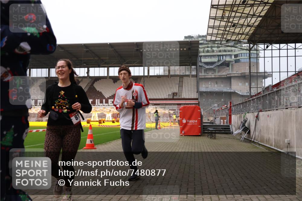 08.12.2024 - St. Pauli X-Mass-Run No. 14 Yannick Fuchs http://msf.ph/oto/7480877 08.12.2024 10:04:08 Ziel 815, 1565, 1788, 1870, 2219, 2604, 2819, 2933, 2948, 3071, 3082, 3169, 3179, 3180 meine-sportfotos.de