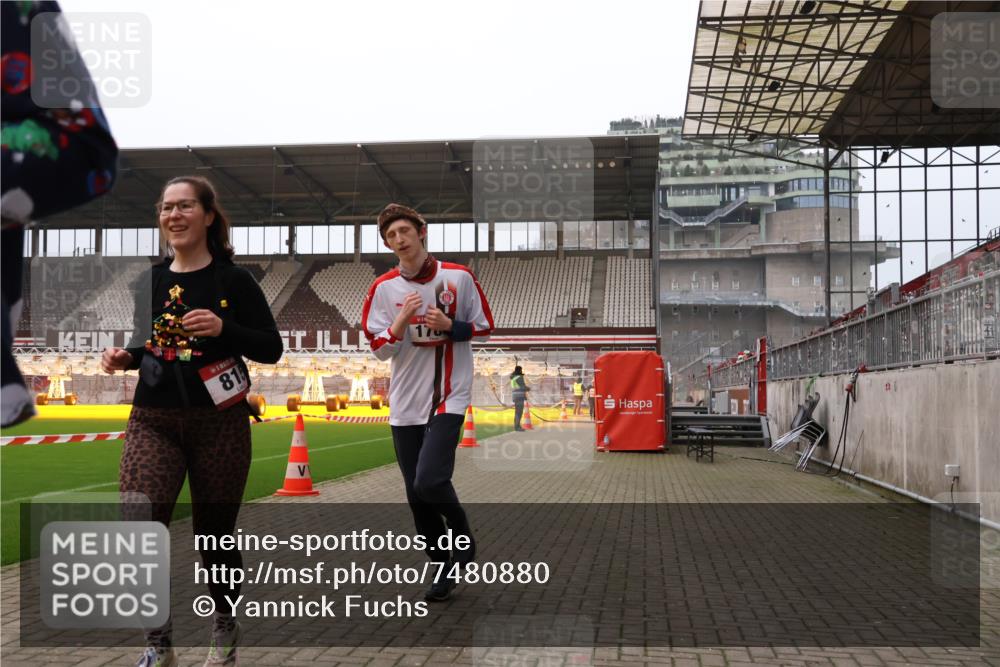 08.12.2024 - St. Pauli X-Mass-Run No. 14 Yannick Fuchs http://msf.ph/oto/7480880 08.12.2024 10:04:08 Ziel 815, 1565, 1788, 1870, 2219, 2604, 2819, 2933, 2948, 3071, 3082, 3169, 3179, 3180 meine-sportfotos.de