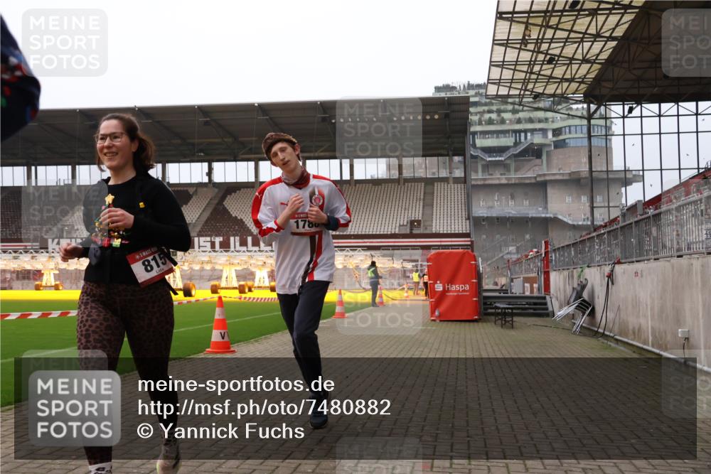 08.12.2024 - St. Pauli X-Mass-Run No. 14 Yannick Fuchs http://msf.ph/oto/7480882 08.12.2024 10:04:08 Ziel 815, 1565, 1788, 1870, 2219, 2604, 2819, 2933, 2948, 3071, 3082, 3169, 3179, 3180 meine-sportfotos.de