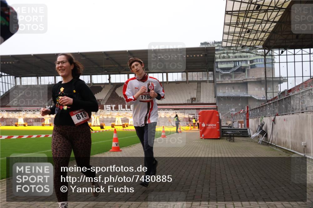 08.12.2024 - St. Pauli X-Mass-Run No. 14 Yannick Fuchs http://msf.ph/oto/7480885 08.12.2024 10:04:08 Ziel 815, 1565, 1788, 1870, 2219, 2604, 2819, 2933, 2948, 3071, 3082, 3169, 3179, 3180 meine-sportfotos.de