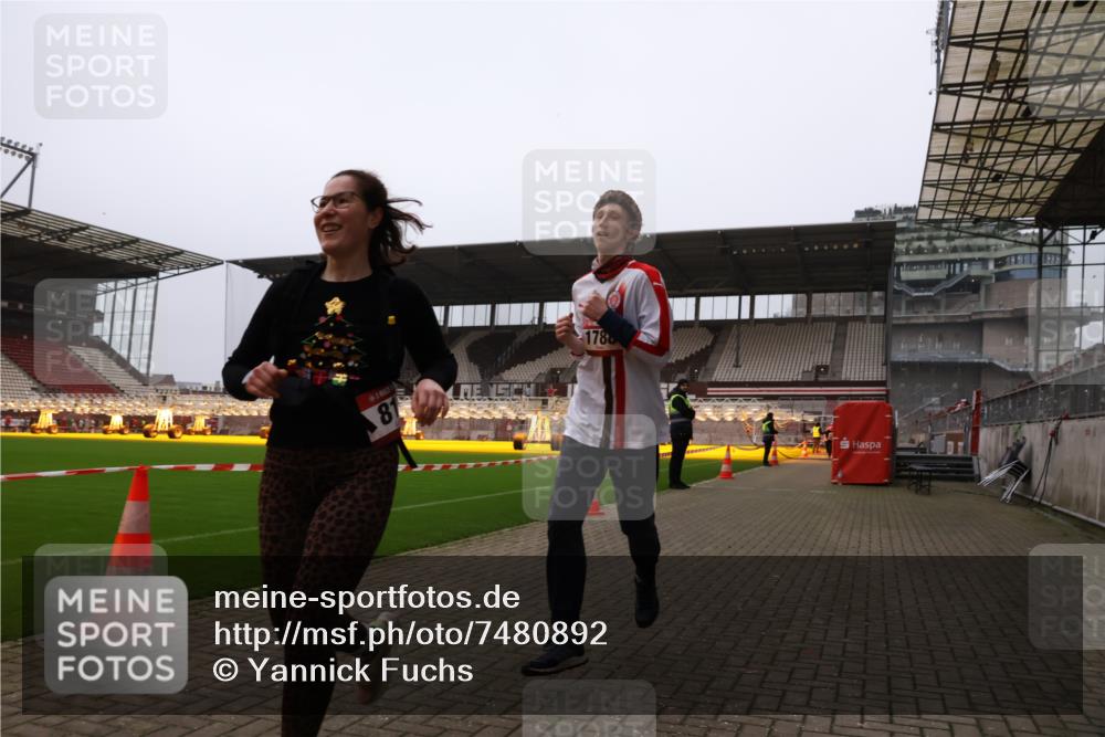 08.12.2024 - St. Pauli X-Mass-Run No. 14 Yannick Fuchs http://msf.ph/oto/7480892 08.12.2024 10:04:09 Ziel 815, 1421, 1565, 1788, 1870, 2219, 2604, 2819, 2933, 2948, 3071, 3169, 3180 meine-sportfotos.de