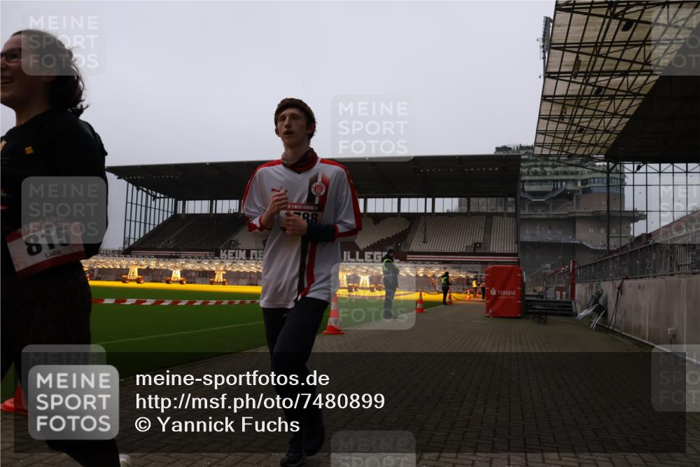 08.12.2024 - St. Pauli X-Mass-Run No. 14 Yannick Fuchs http://msf.ph/oto/7480899 08.12.2024 10:04:09 Ziel 815, 1421, 1565, 1788, 1870, 2219, 2604, 2819, 2933, 2948, 3071, 3169, 3180 meine-sportfotos.de