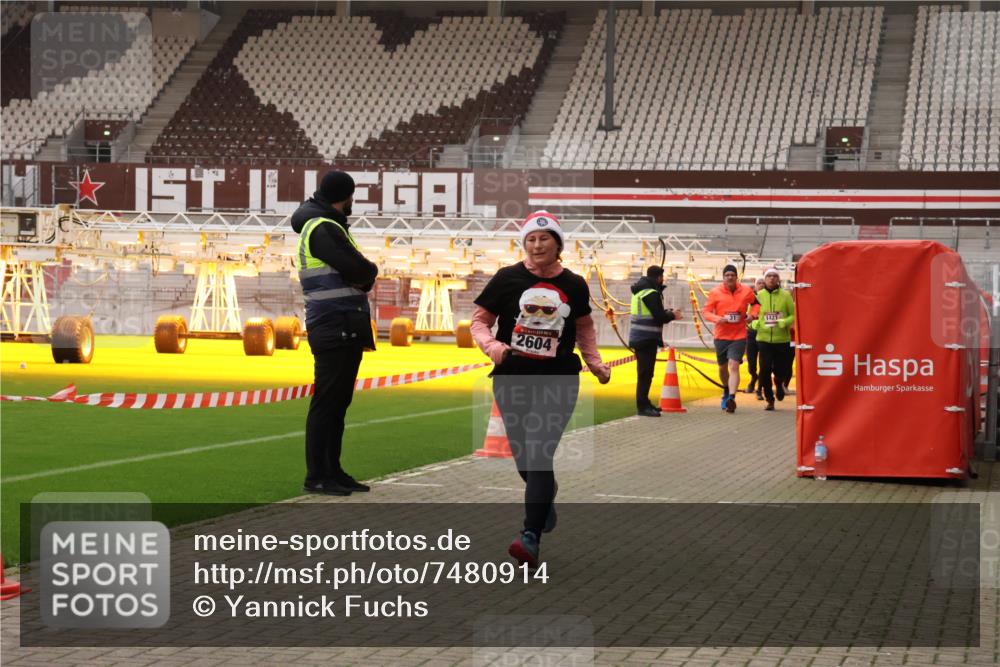 08.12.2024 - St. Pauli X-Mass-Run No. 14 Yannick Fuchs http://msf.ph/oto/7480914 08.12.2024 10:04:18 Ziel 31, 89, 299, 627, 634, 791, 815, 1421, 1788, 1870, 2380, 2382, 2383, 2604, 2933, 3008 meine-sportfotos.de