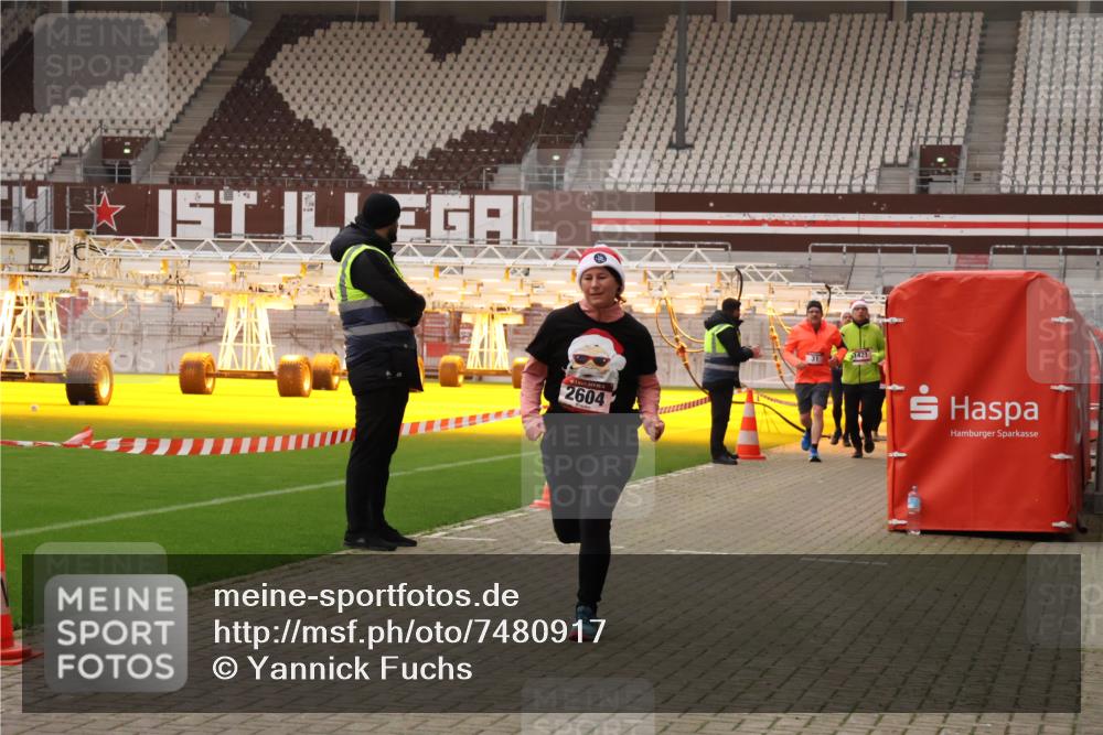 08.12.2024 - St. Pauli X-Mass-Run No. 14 Yannick Fuchs http://msf.ph/oto/7480917 08.12.2024 10:04:18 Ziel 31, 89, 299, 627, 634, 791, 815, 1421, 1788, 1870, 2380, 2382, 2383, 2604, 2933, 3008 meine-sportfotos.de