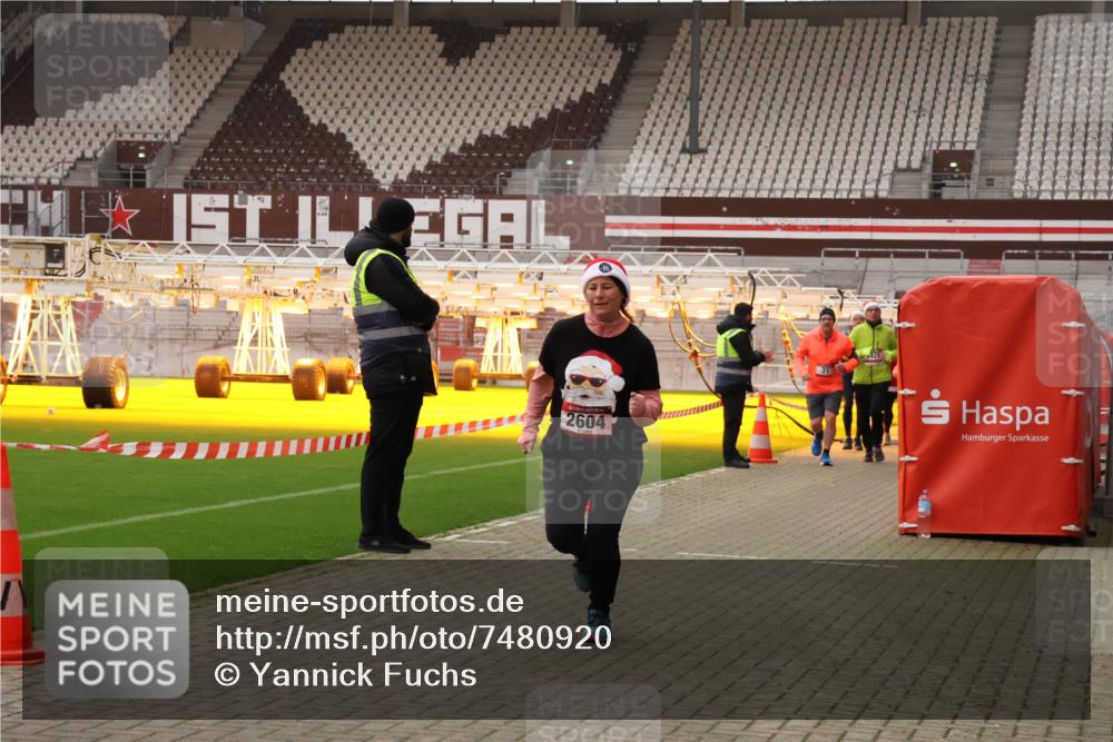 08.12.2024 - St. Pauli X-Mass-Run No. 14 Yannick Fuchs http://msf.ph/oto/7480920 08.12.2024 10:04:18 Ziel 31, 89, 299, 627, 634, 791, 815, 1421, 1788, 1870, 2380, 2382, 2383, 2604, 2933, 3008 meine-sportfotos.de