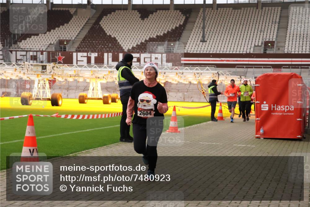 08.12.2024 - St. Pauli X-Mass-Run No. 14 Yannick Fuchs http://msf.ph/oto/7480923 08.12.2024 10:04:19 Ziel 31, 89, 299, 627, 634, 791, 815, 1421, 1870, 2380, 2382, 2383, 2604, 3008 meine-sportfotos.de