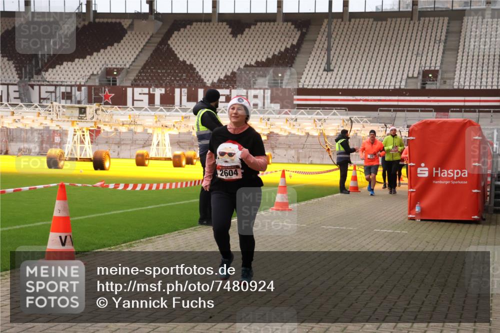 08.12.2024 - St. Pauli X-Mass-Run No. 14 Yannick Fuchs http://msf.ph/oto/7480924 08.12.2024 10:04:19 Ziel 31, 89, 299, 627, 634, 791, 815, 1421, 1870, 2380, 2382, 2383, 2604, 3008 meine-sportfotos.de