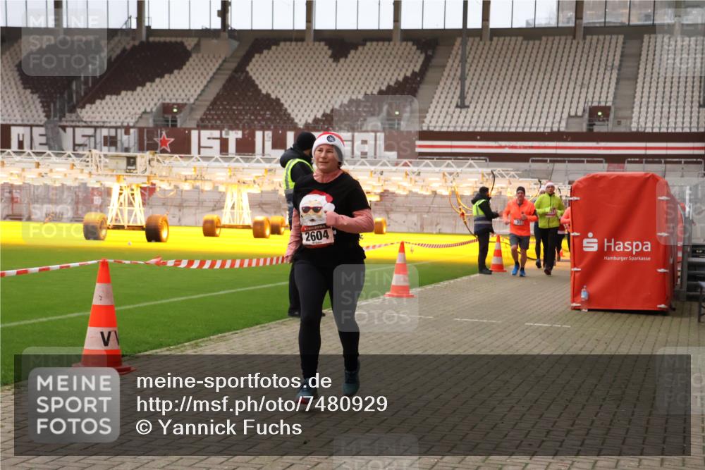 08.12.2024 - St. Pauli X-Mass-Run No. 14 Yannick Fuchs http://msf.ph/oto/7480929 08.12.2024 10:04:19 Ziel 31, 89, 299, 627, 634, 791, 815, 1421, 1870, 2380, 2382, 2383, 2604, 3008 meine-sportfotos.de