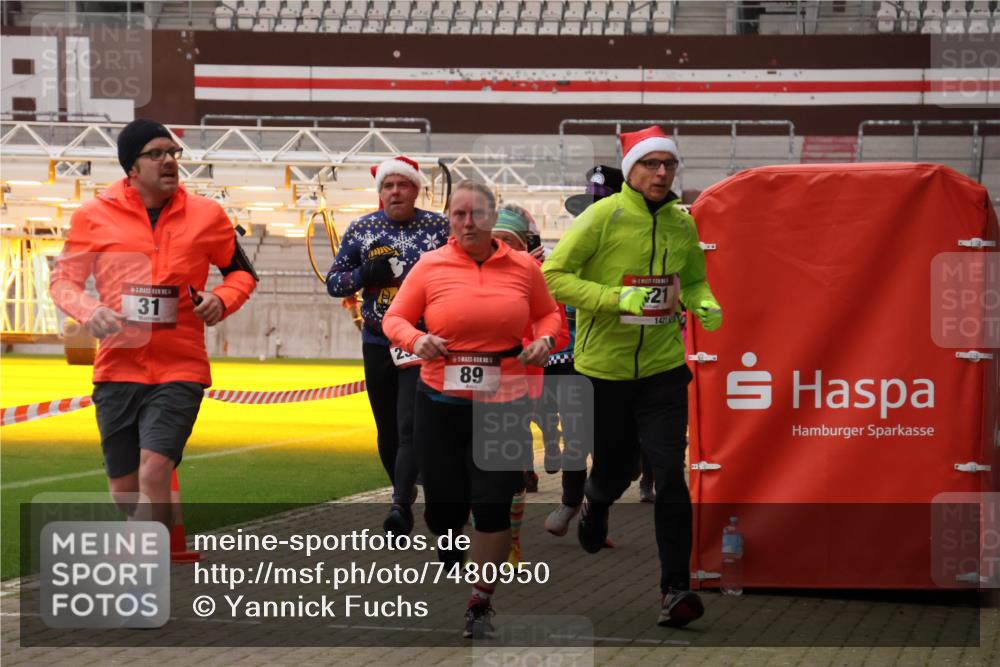 08.12.2024 - St. Pauli X-Mass-Run No. 14 Yannick Fuchs http://msf.ph/oto/7480950 08.12.2024 10:04:24 Ziel 31, 89, 299, 627, 634, 791, 1421, 2380, 2382, 2383, 2604, 3008 meine-sportfotos.de