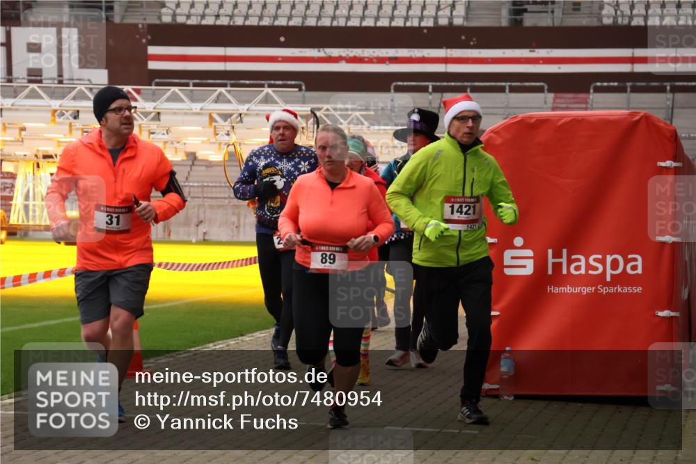 08.12.2024 - St. Pauli X-Mass-Run No. 14 Yannick Fuchs http://msf.ph/oto/7480954 08.12.2024 10:04:24 Ziel 31, 89, 299, 627, 634, 791, 1421, 2380, 2382, 2383, 2604, 3008 meine-sportfotos.de