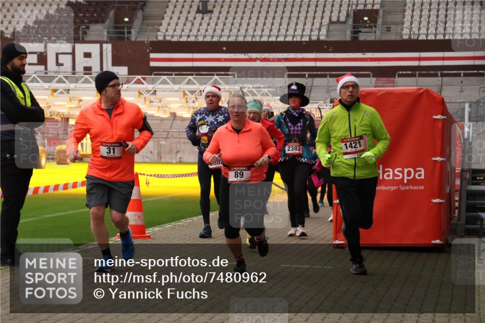 08.12.2024 - St. Pauli X-Mass-Run No. 14 Yannick Fuchs http://msf.ph/oto/7480962 08.12.2024 10:04:24 Ziel 31, 89, 299, 627, 634, 791, 1421, 2380, 2382, 2383, 2604, 3008 meine-sportfotos.de