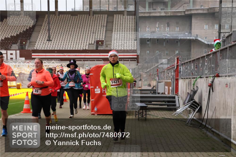 08.12.2024 - St. Pauli X-Mass-Run No. 14 Yannick Fuchs http://msf.ph/oto/7480972 08.12.2024 10:04:25 Ziel 31, 89, 299, 627, 634, 791, 1421, 2380, 2382, 2383, 2604, 3008 meine-sportfotos.de