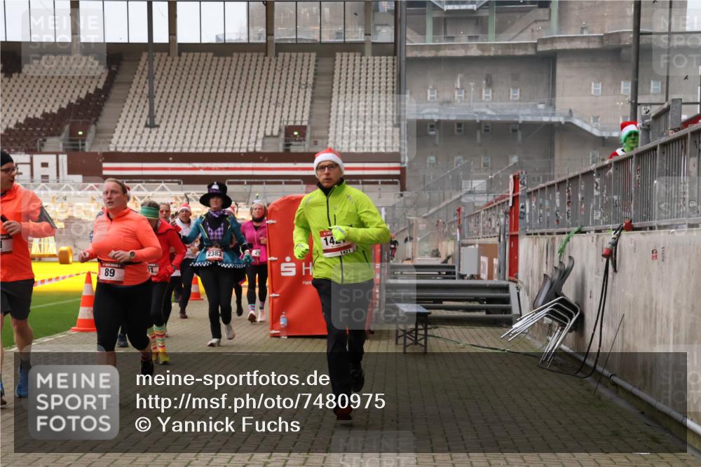 08.12.2024 - St. Pauli X-Mass-Run No. 14 Yannick Fuchs http://msf.ph/oto/7480975 08.12.2024 10:04:25 Ziel 31, 89, 299, 627, 634, 791, 1421, 2380, 2382, 2383, 2604, 3008 meine-sportfotos.de