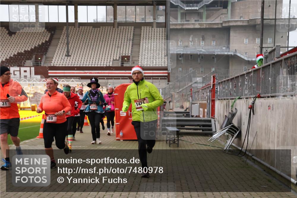 08.12.2024 - St. Pauli X-Mass-Run No. 14 Yannick Fuchs http://msf.ph/oto/7480978 08.12.2024 10:04:25 Ziel 31, 89, 299, 627, 634, 791, 1421, 2380, 2382, 2383, 2604, 3008 meine-sportfotos.de